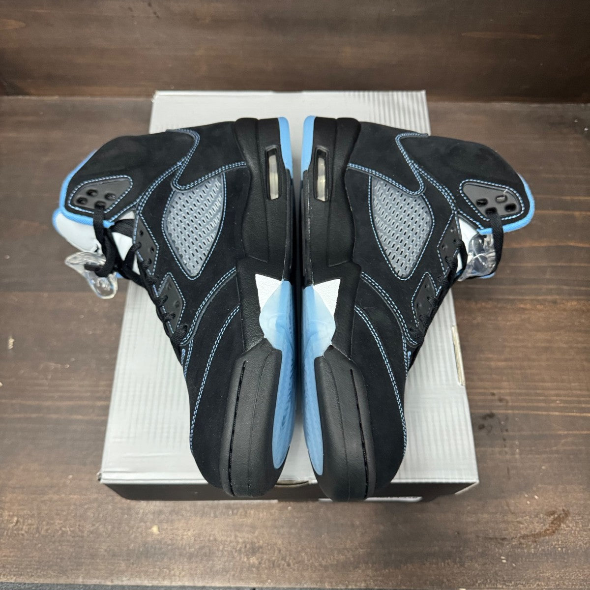 Jordan 5 Retro Black University Blue (2026) Size 11 (Pre-Owned) - tag
