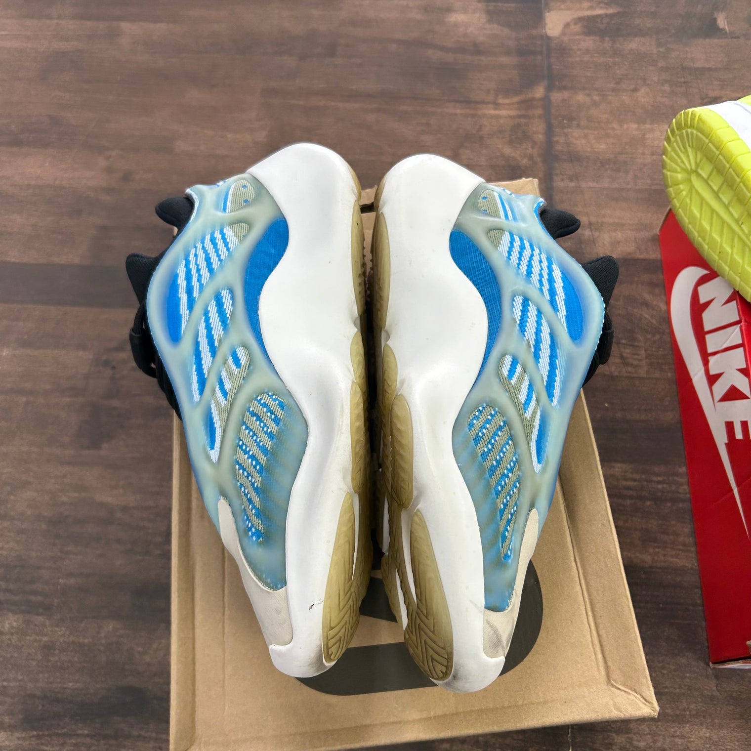 Arzareth Yeezy 700 V3 (USED)