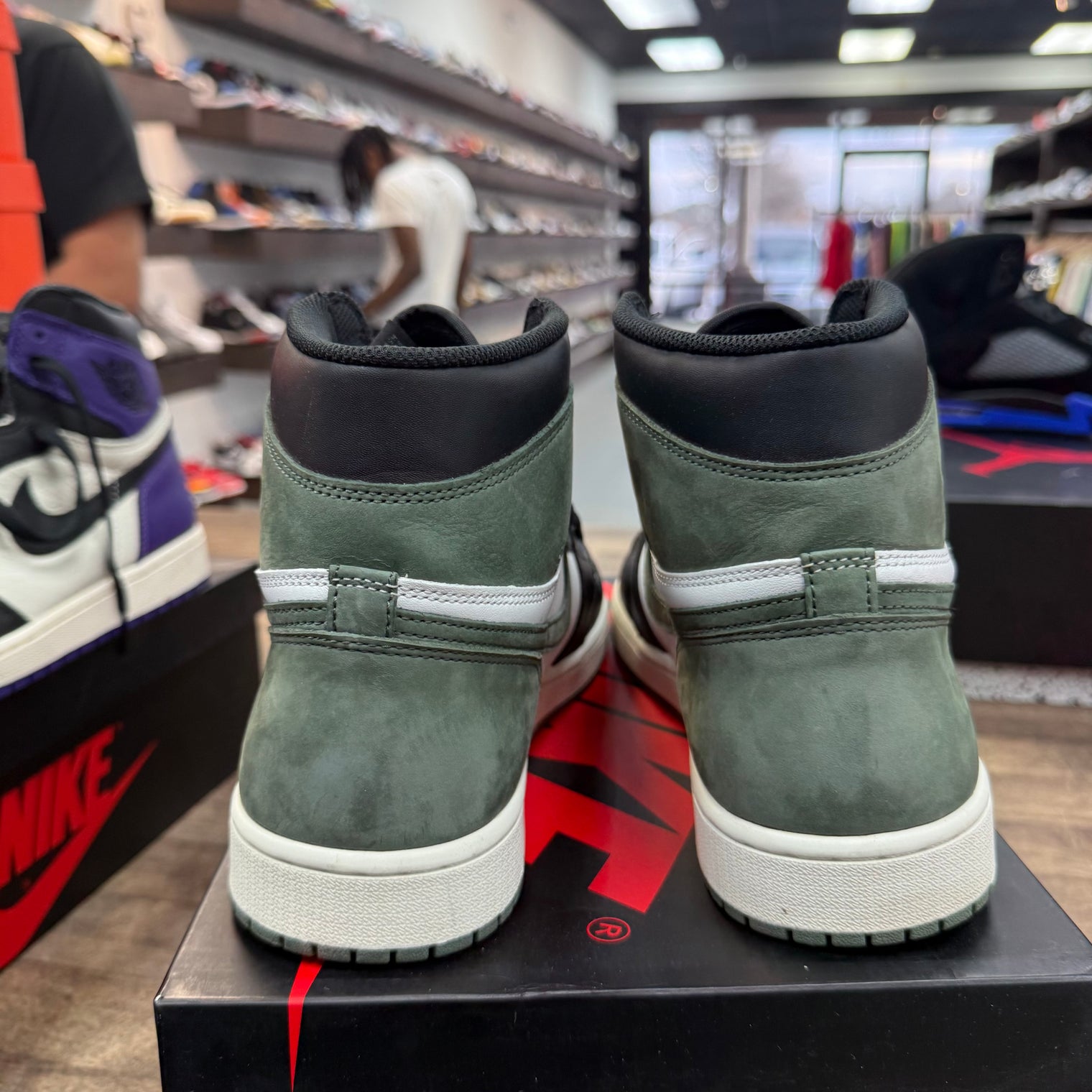 Clay Green Jordan 1 High Retro (USED)
