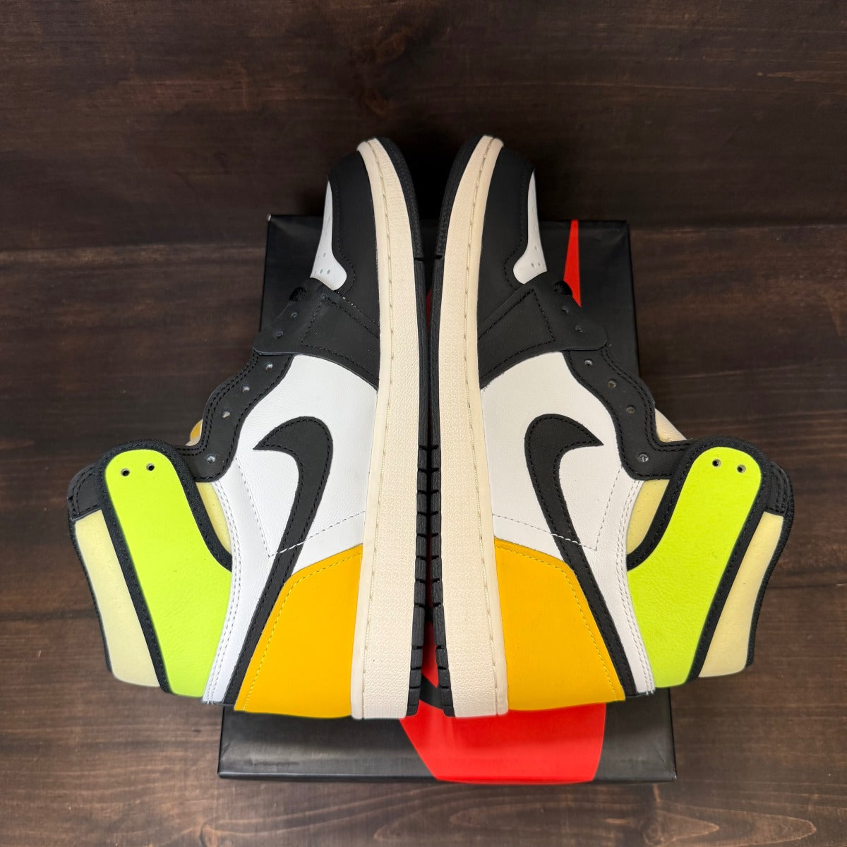 Jordan 1 Retro High White Black Volt University Gold Size 9 (Pre-Owned) - Image 4