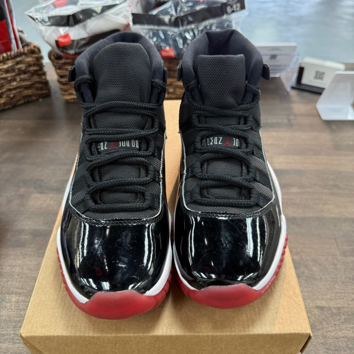 Jordan 11 Retro Playoffs Bred (2019) Size 7.5 (Pre-Owned) - Image 3
