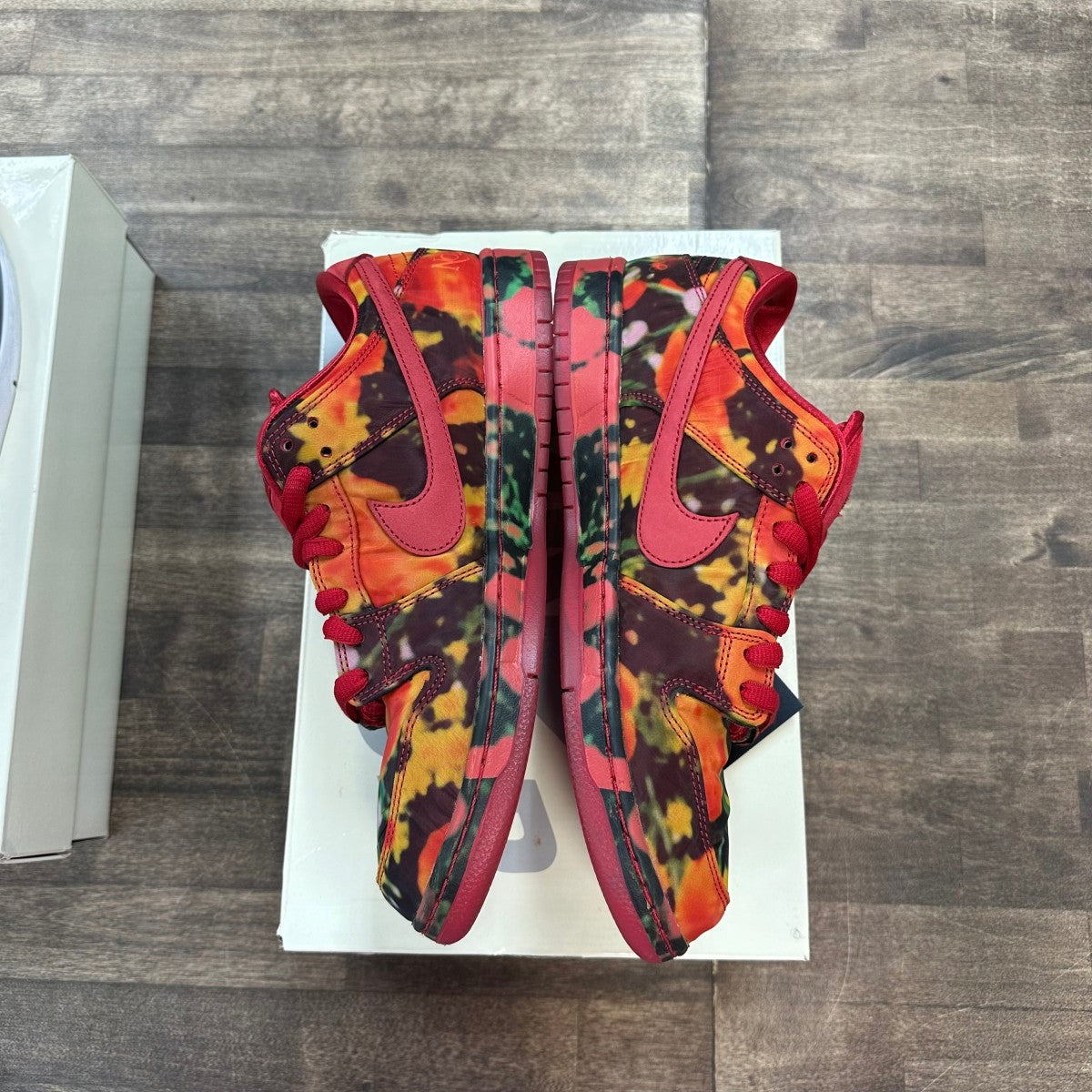 Nike SB Dunk Low The Wizard of Oz Poppy Field Size 11 (Pre-Owned) - Image 3