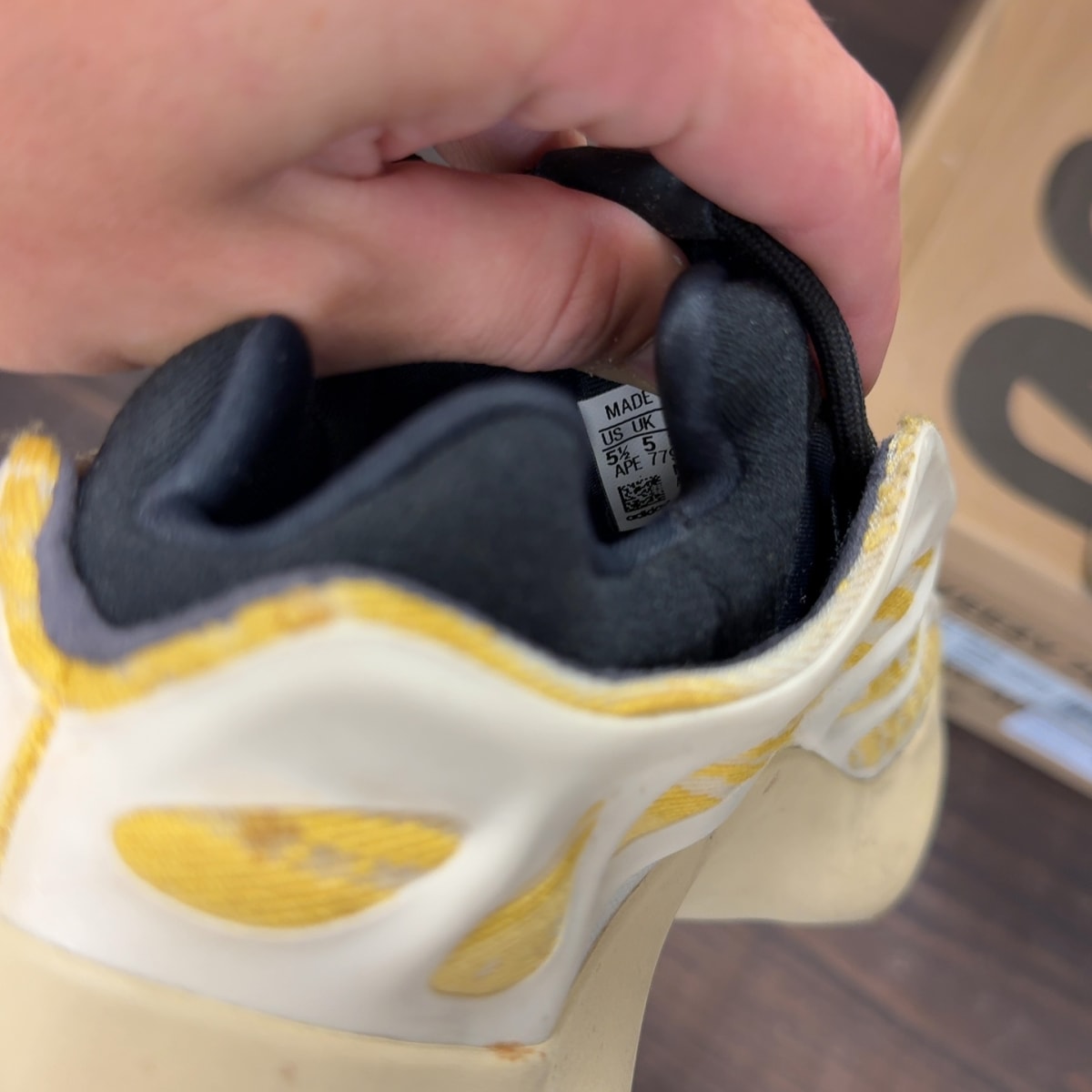 adidas Yeezy 700 V3 Safflower Size 5.5 (Pre-Owned) - aux