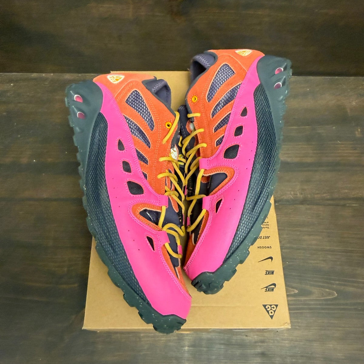 Nike ACG Air Exploraid Light Wild Mango Dark Raisin Laser Fuchsia University Gold - Image 2