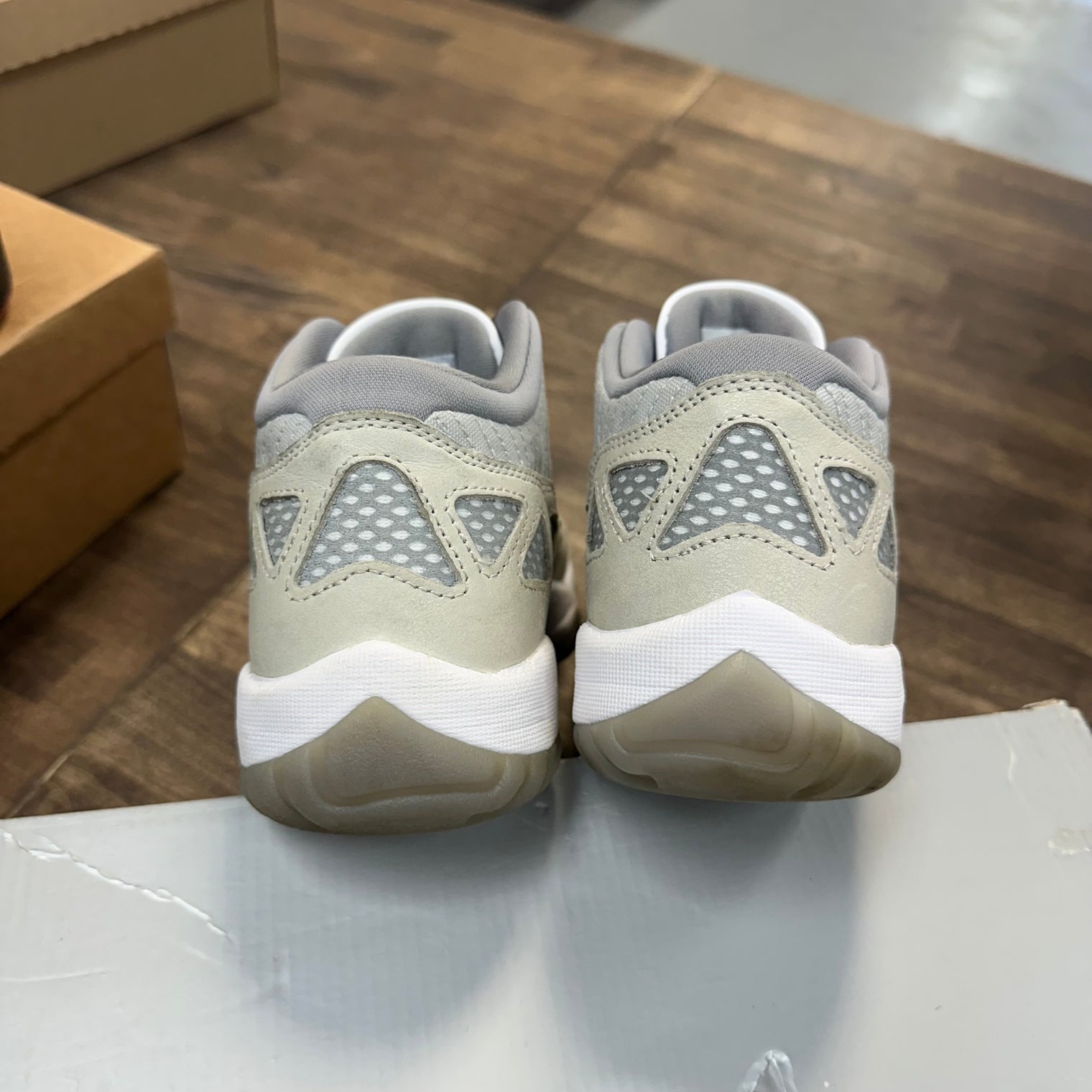 Cobalt Jordan 11 Low IE (USED, Replacement Box)