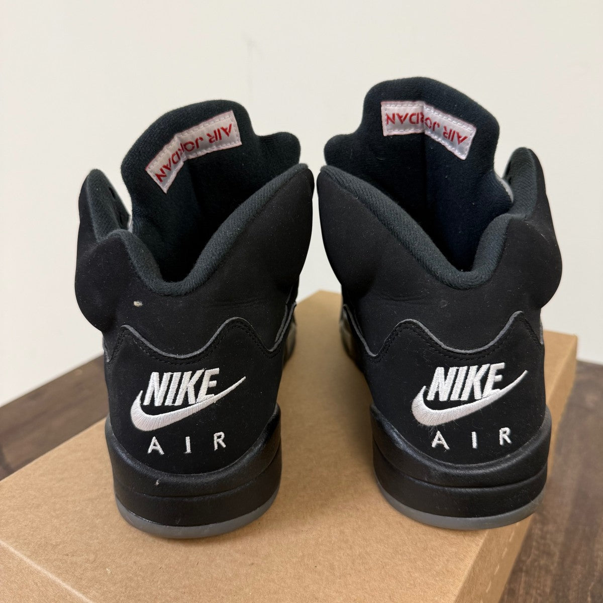 Jordan 5 Retro Black Metallic (2016) Size 9 (Pre-Owned) - Image 3