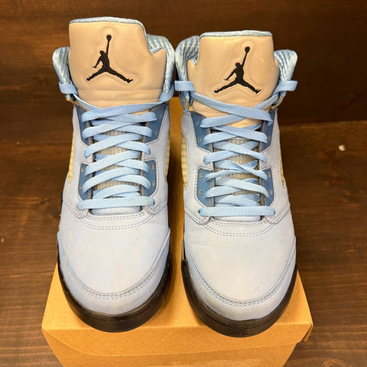 Jordan 5 Retro UNC University Blue Size 9 (Pre-Owned) - Image 3
