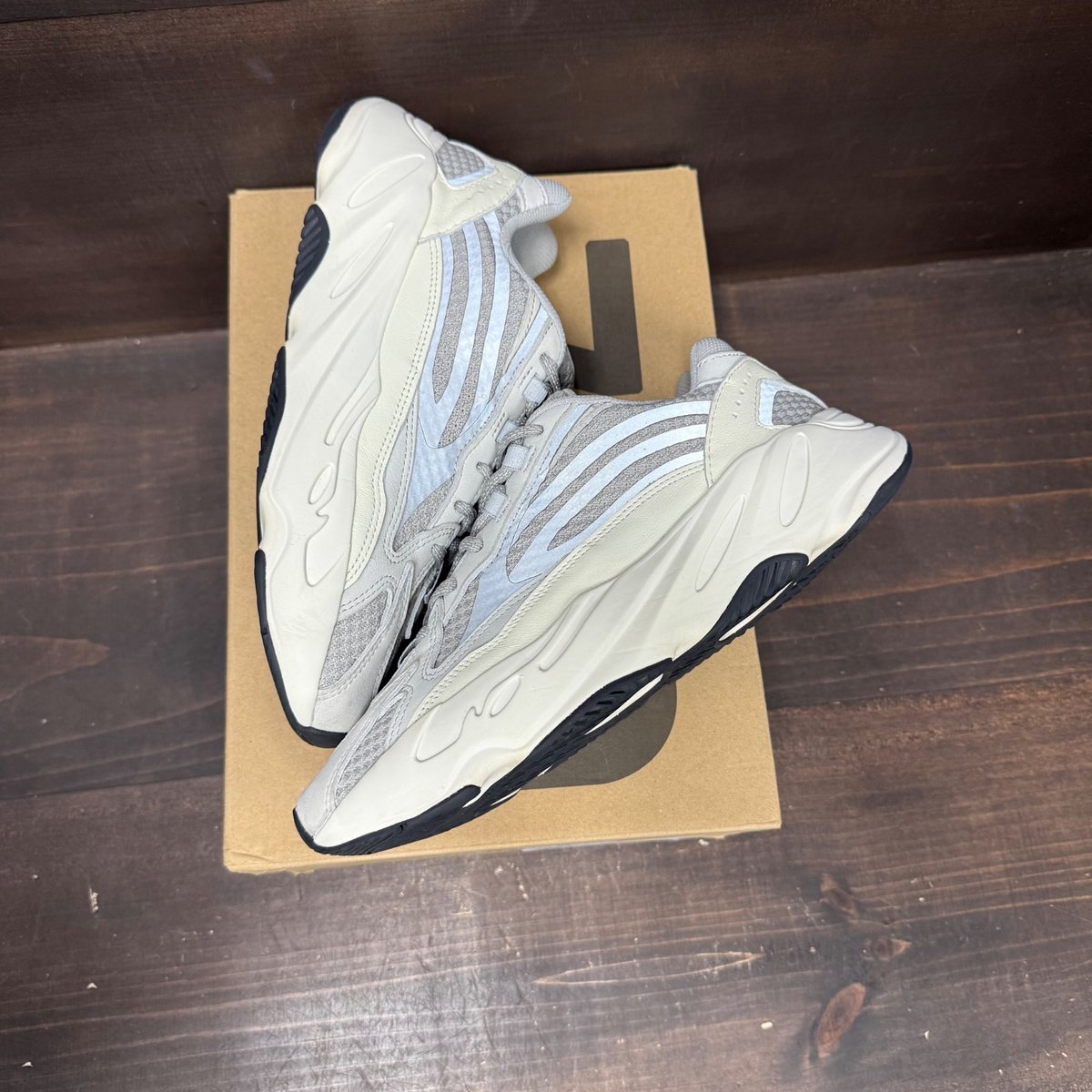 adidas Yeezy Boost 700 V2 Static Size 9.5 (Pre-Owned) - tag