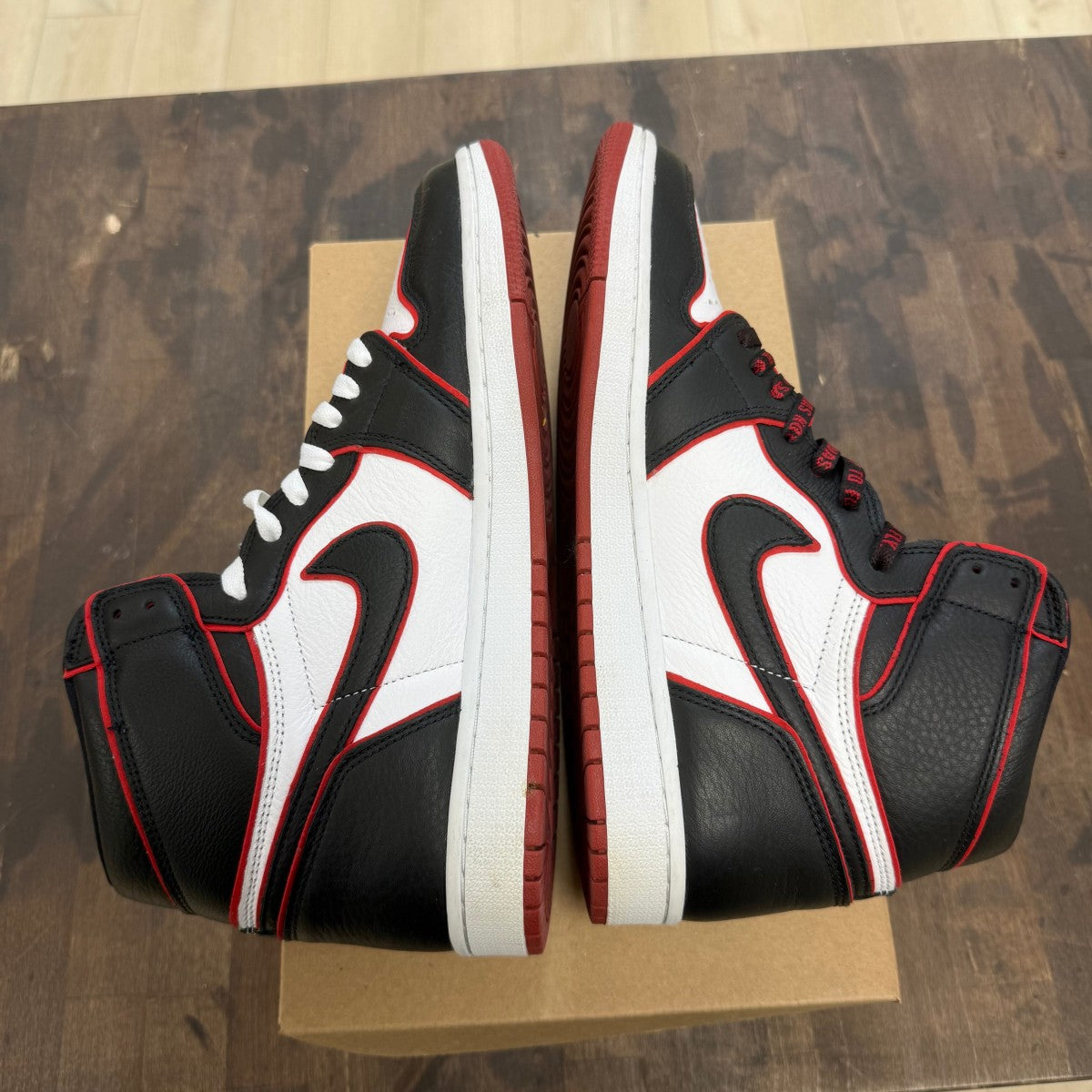 Jordan 1 Retro High Bloodline Size 11 (Pre-Owned) - Image 3