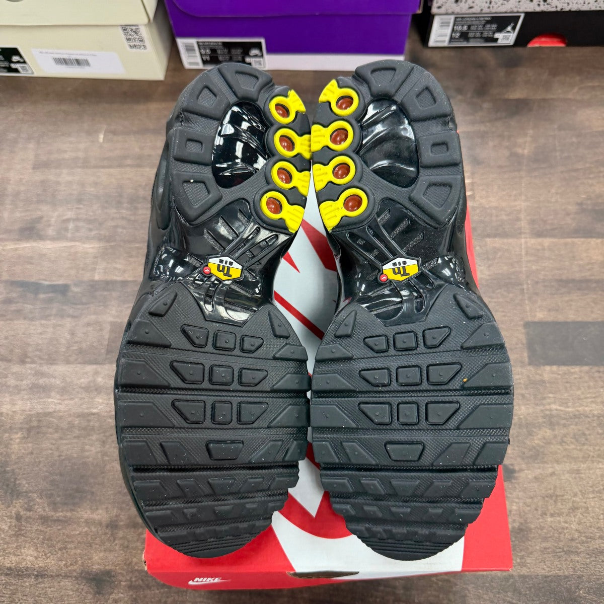 Nike Air Max Plus Triple Black (GS) Size 6.5Y (Pre-Owned) - Image 4
