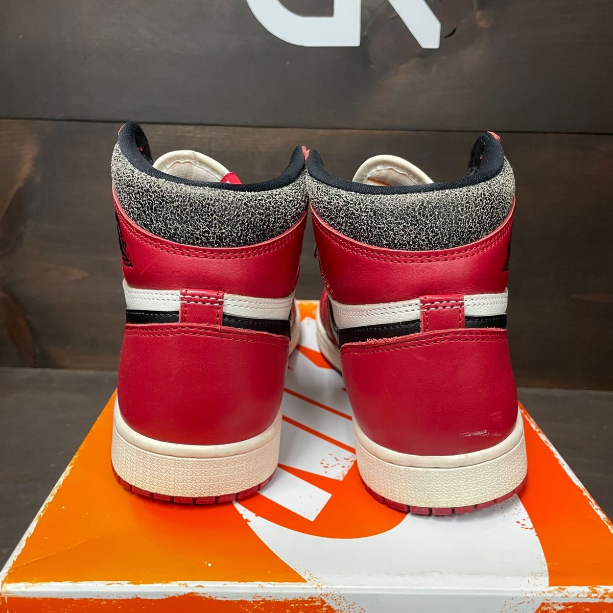 Jordan 1 Retro High OG Chicago Lost and Found Size 9 (Pre-Owned) - side