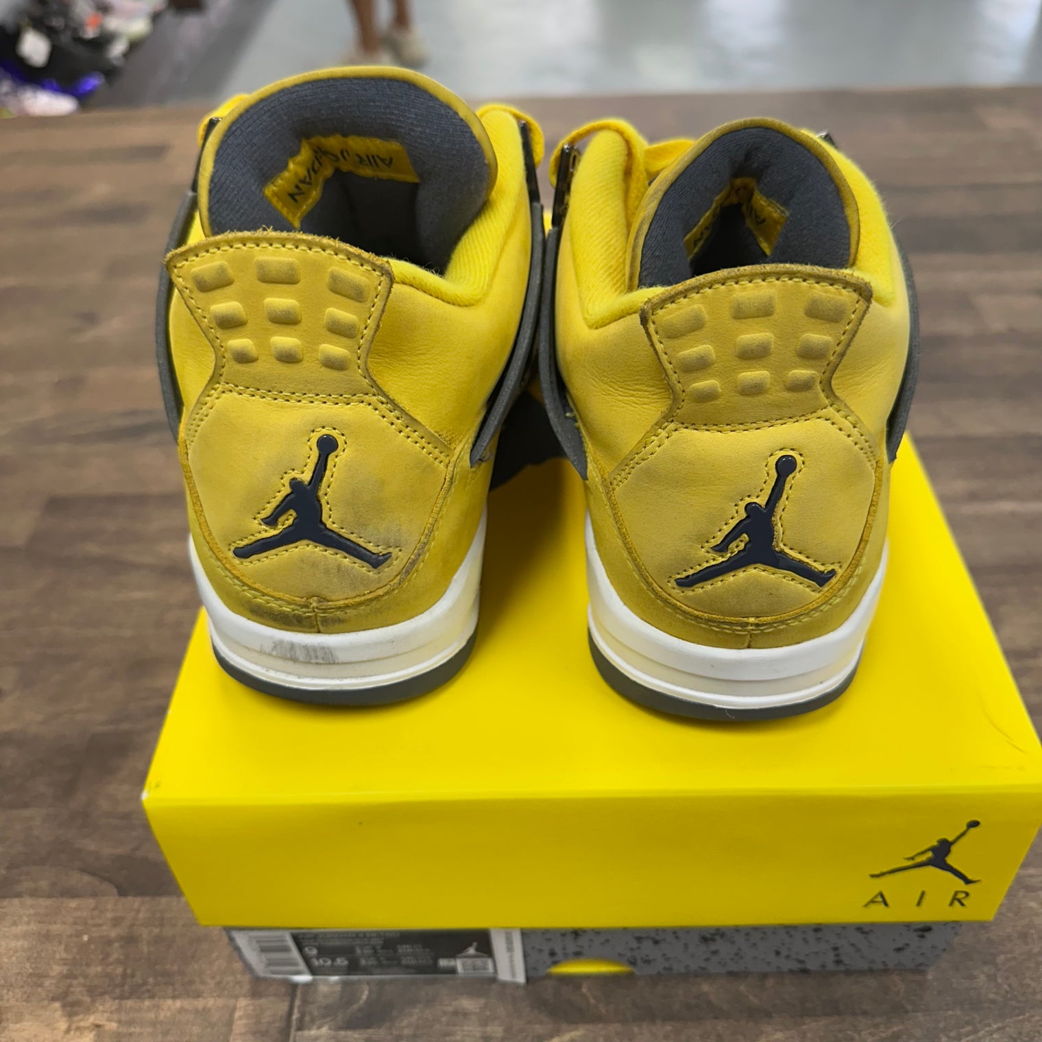 Air Jordan 4 Retro Lightning (USED)