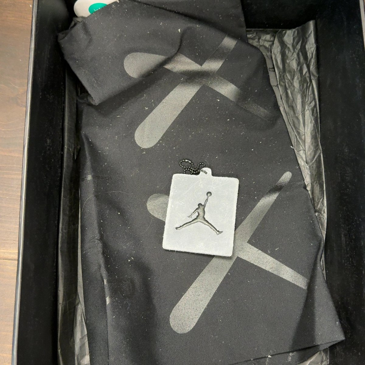 Jordan 4 Retro Kaws Size 9 (Pre-Owned) - front