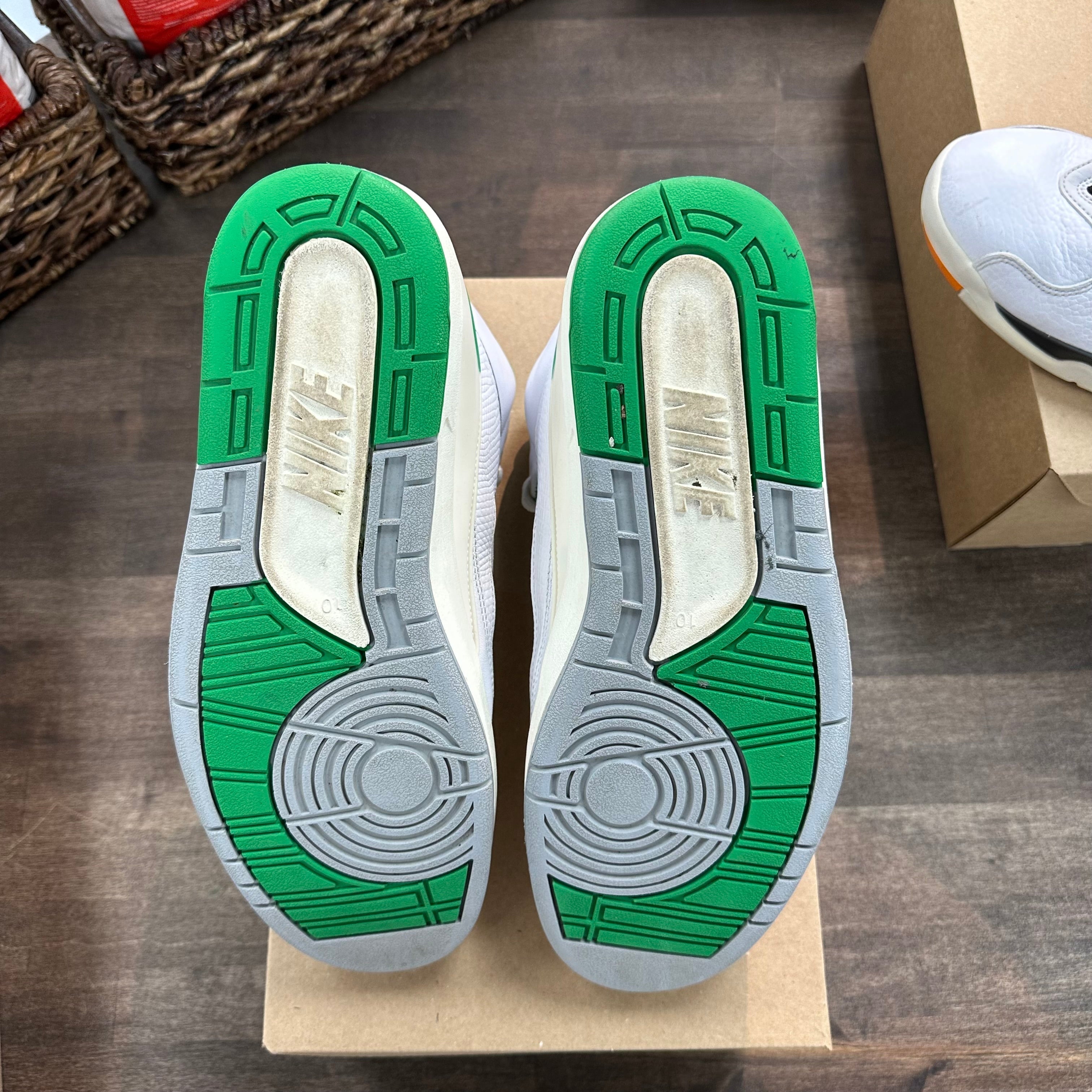 Jordan 2 Retro Lucky Green (US 10) (USED, No Box) Size 10 (Pre-Owned) - Image 5