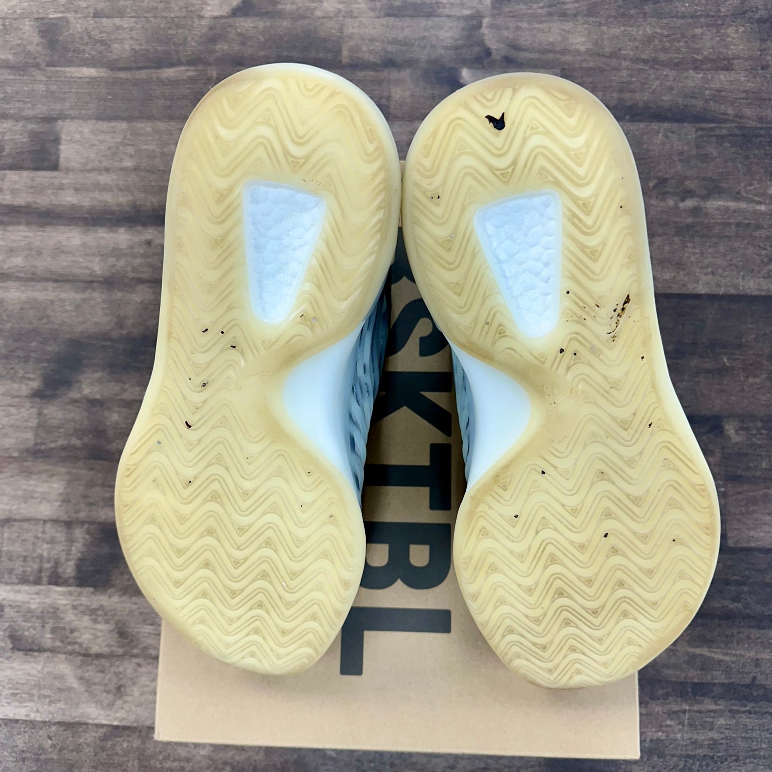 BSKTBL adidas Yeezy Quantum QNTM (USED)