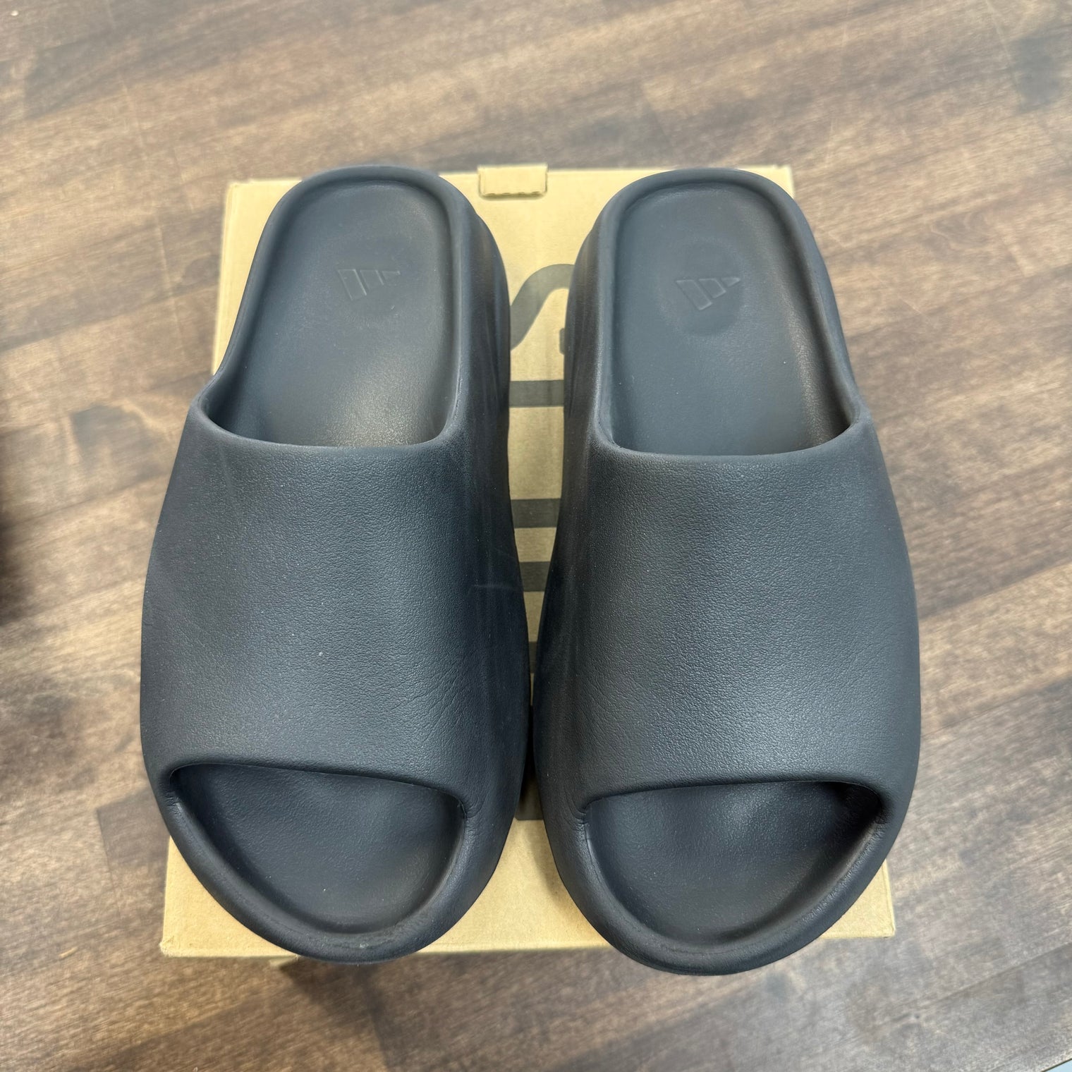 Onyx Yeezy Slide (USED, Shrunken)