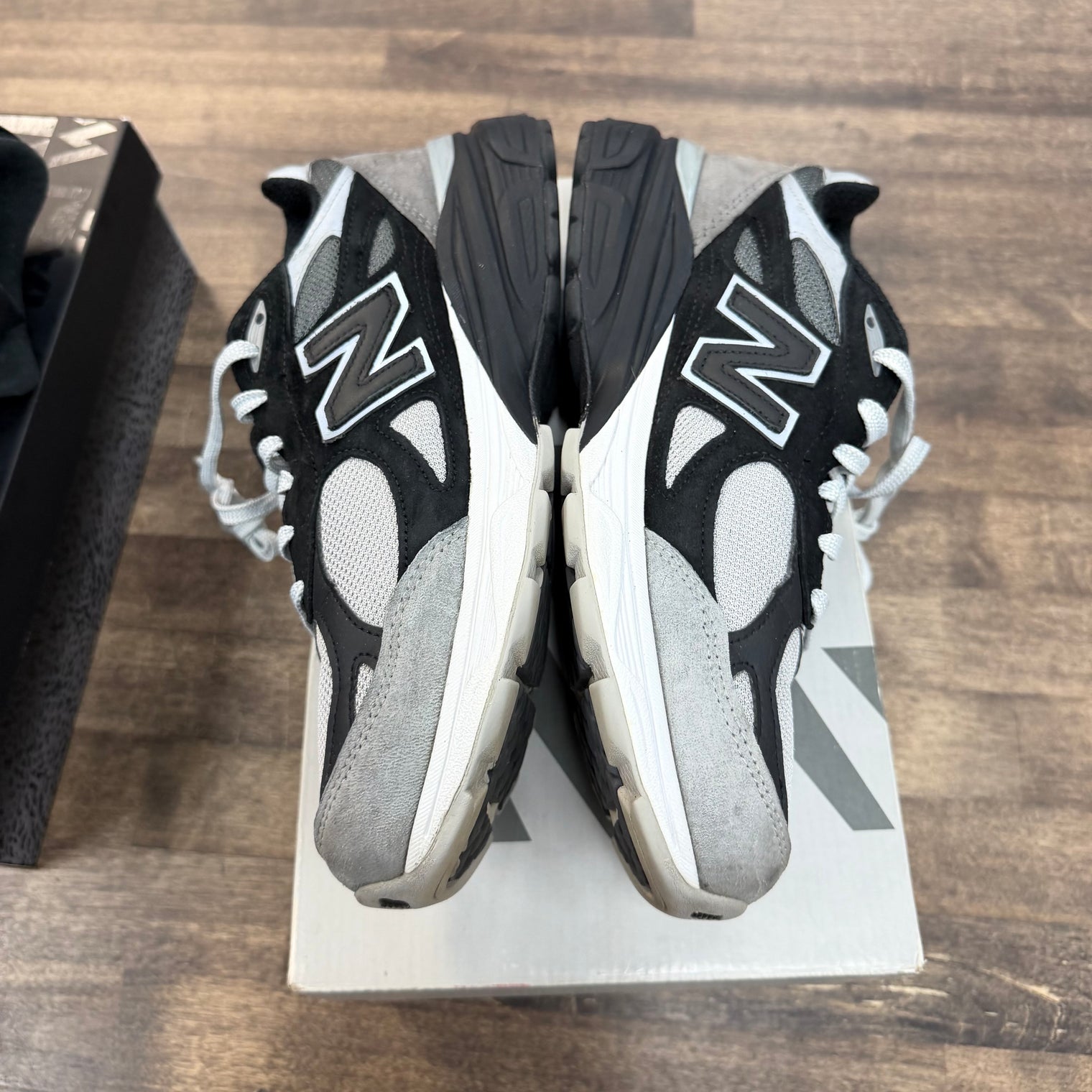 MiUSA DTLR GR3YSCALE New Balance 990v3 (USED)
