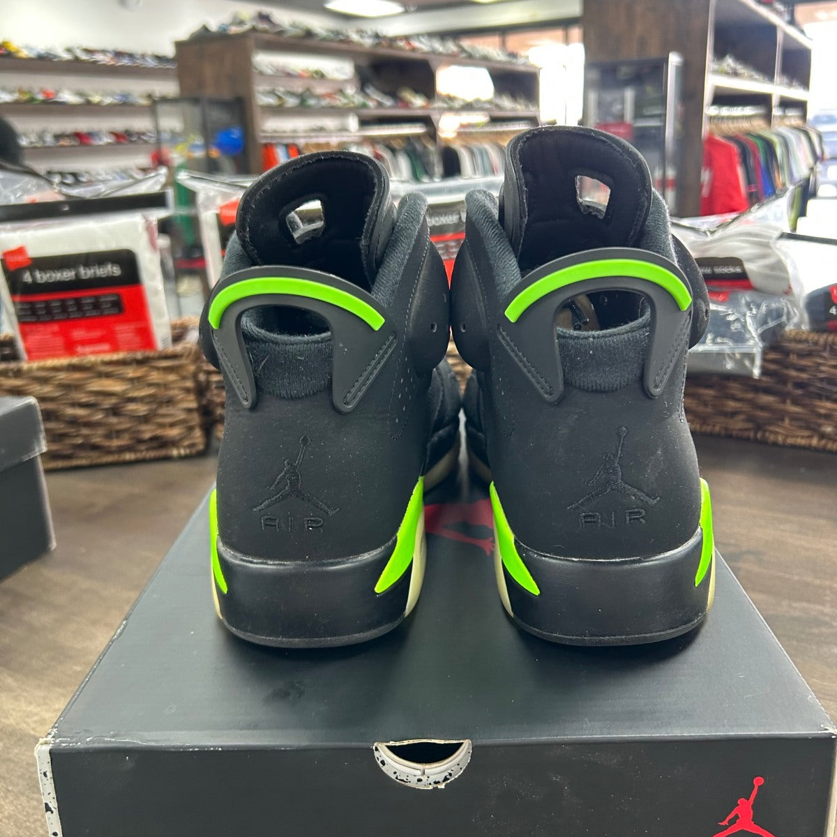 Jordan 6 Retro Electric Green Size 9 (Pre-Owned) - Image 4