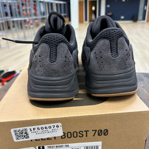 adidas Yeezy Boost 700 Utility Black Size 9.5 (Pre-Owned)