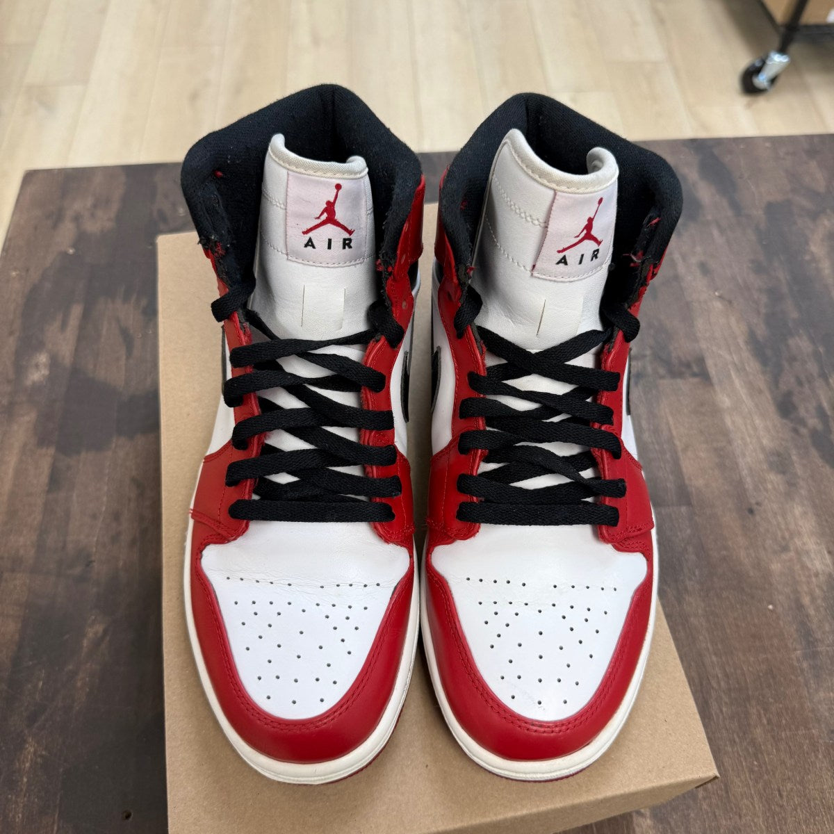 Jordan 1 Retro Chicago (2013) Size 9 (Pre-Owned) - Image 2