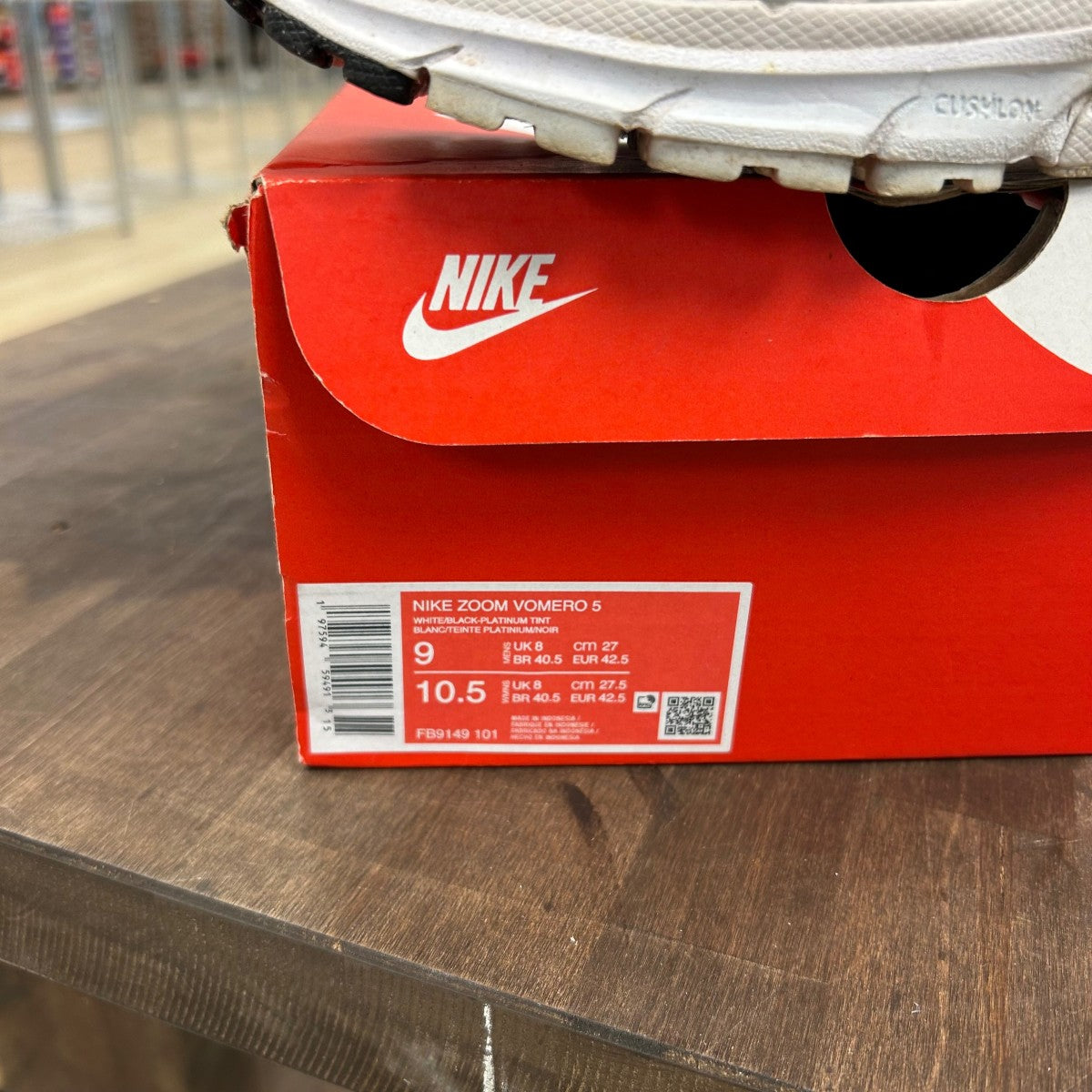 Nike Zoom Vomero 5 White Black Size 9 (Pre-Owned)