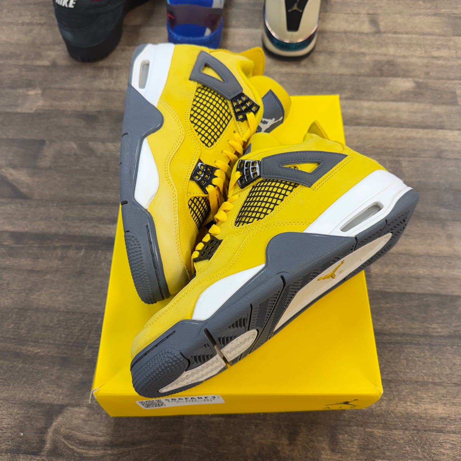 Lightning Jordan 4 Retro (USED)