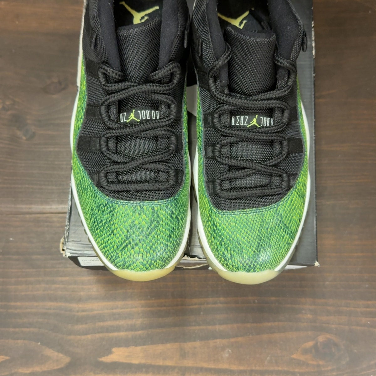 Jordan 11 Retro Low Green Snakeskin Size 8 (Pre-Owned) - Image 3