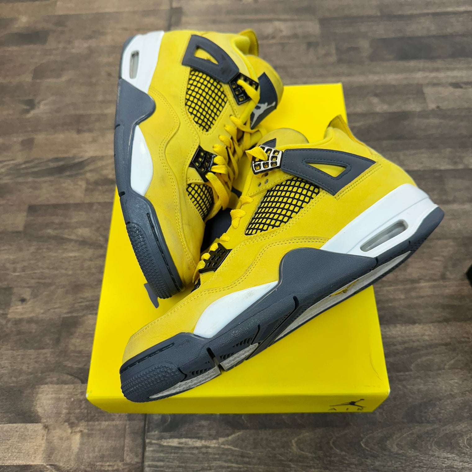 Air Jordan 4 Retro Lightning (USED)