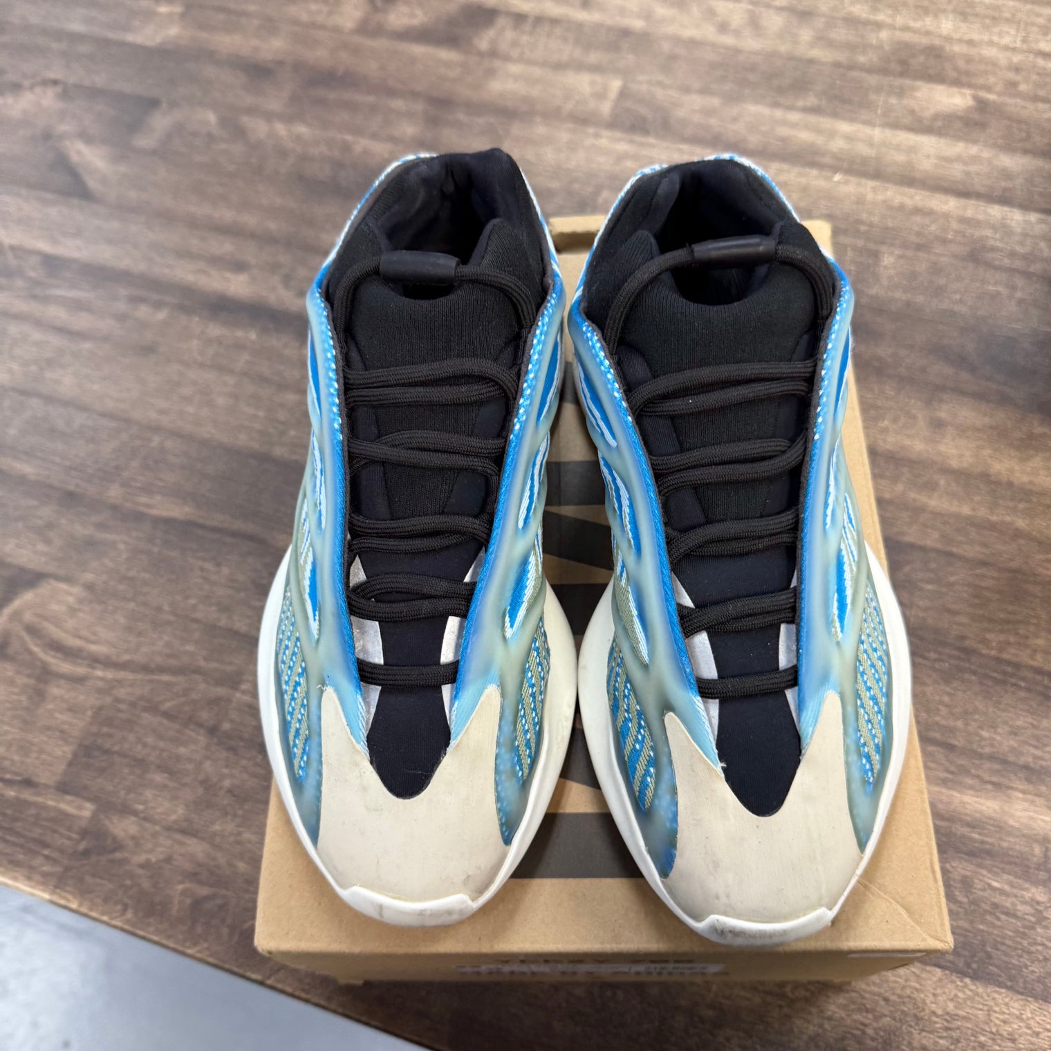 Arzareth Yeezy 700 V3 (USED)