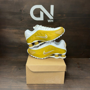 Nike Shox R4 Metallic Gold White (GS) Size 5Y - Image 1