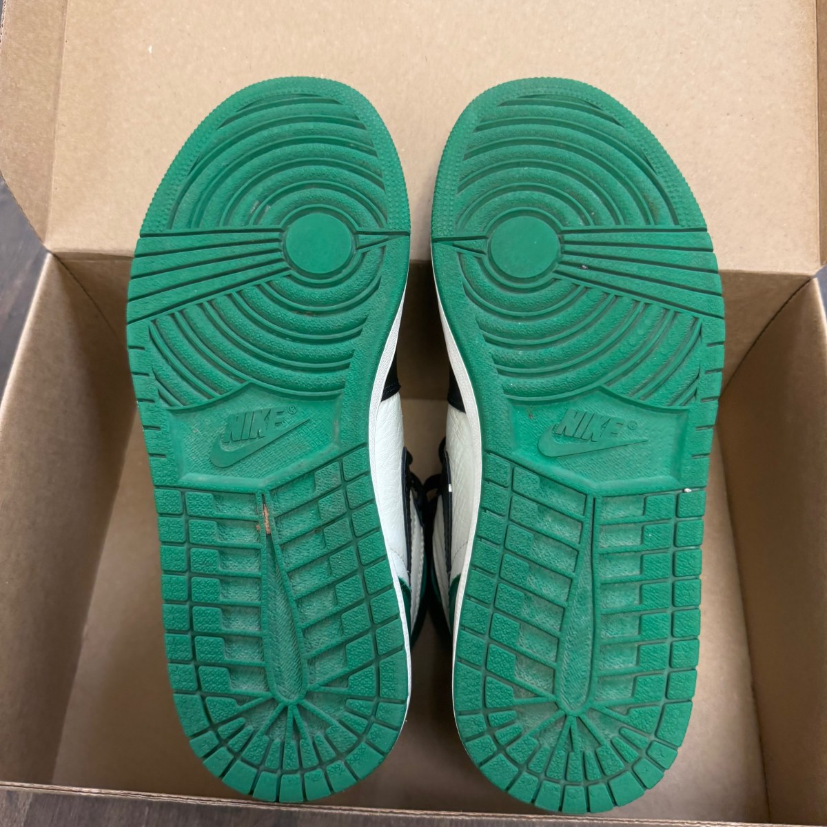 Jordan 1 Retro High Pine Green Size 8.5 (Pre-Owned) - Image 3