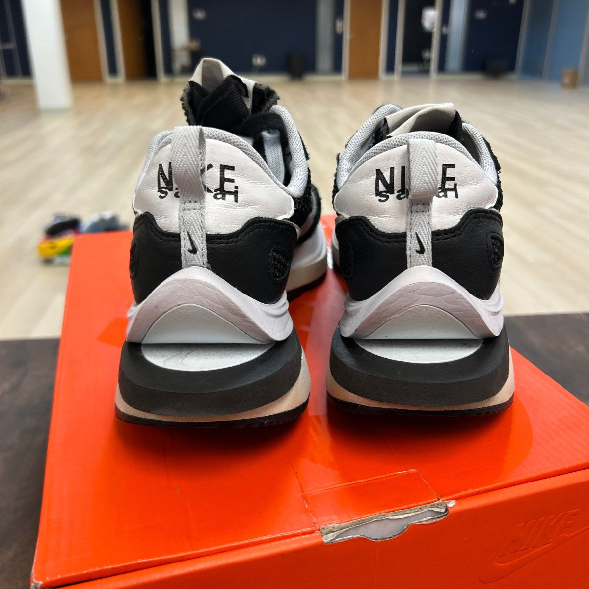 Nike Vaporwaffle sacai Black White - Image 4