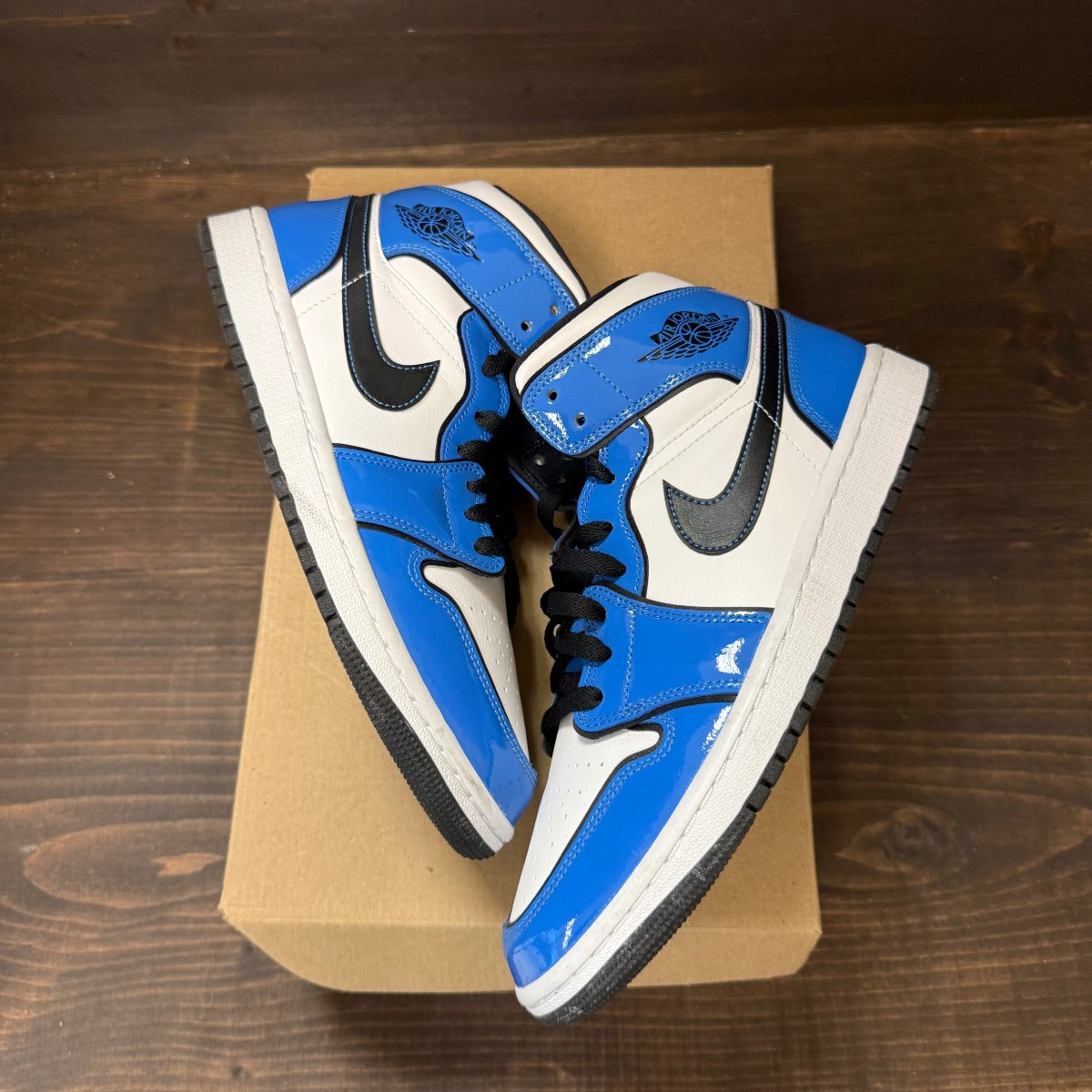 Jordan 1 Mid Signal Blue Size 8.5 (Pre-Owned) - Image 2