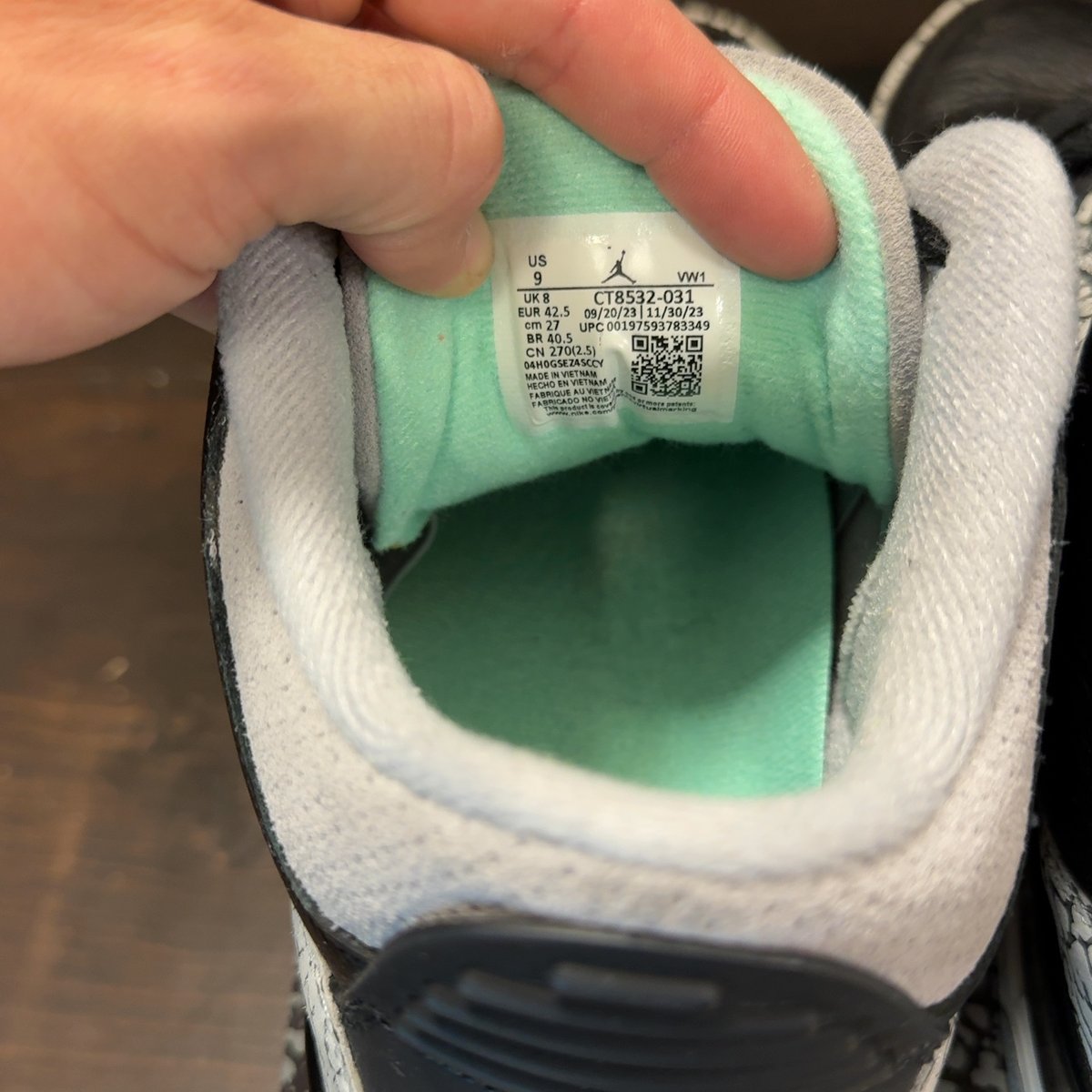 Jordan 3 Retro Green Glow Size 9 (Pre-Owned) - aux