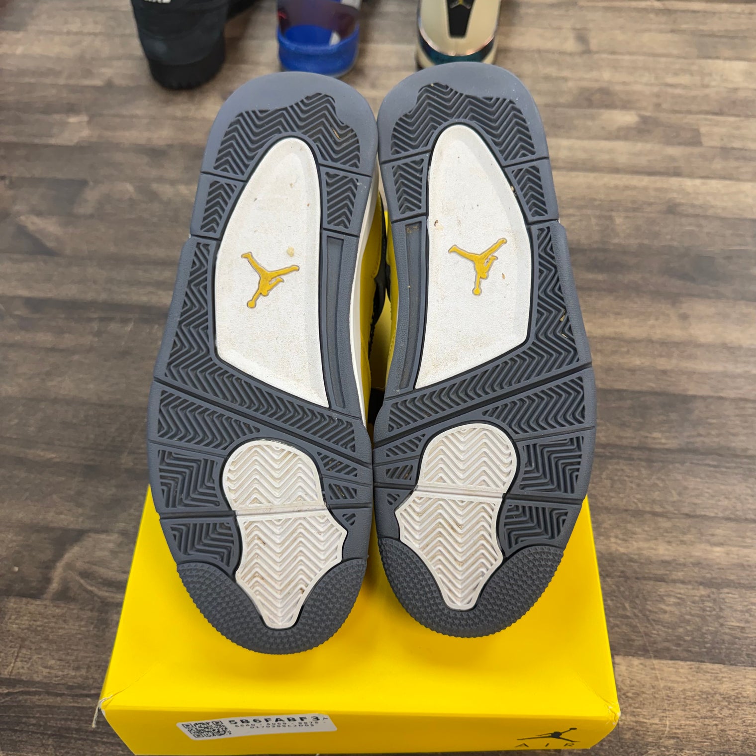 Lightning Jordan 4 Retro (USED)