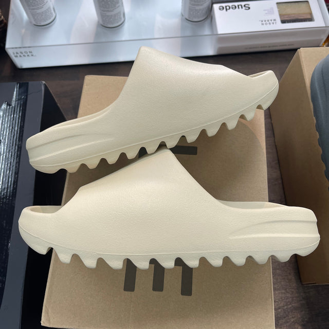 Bone Yeezy Slide (USED)