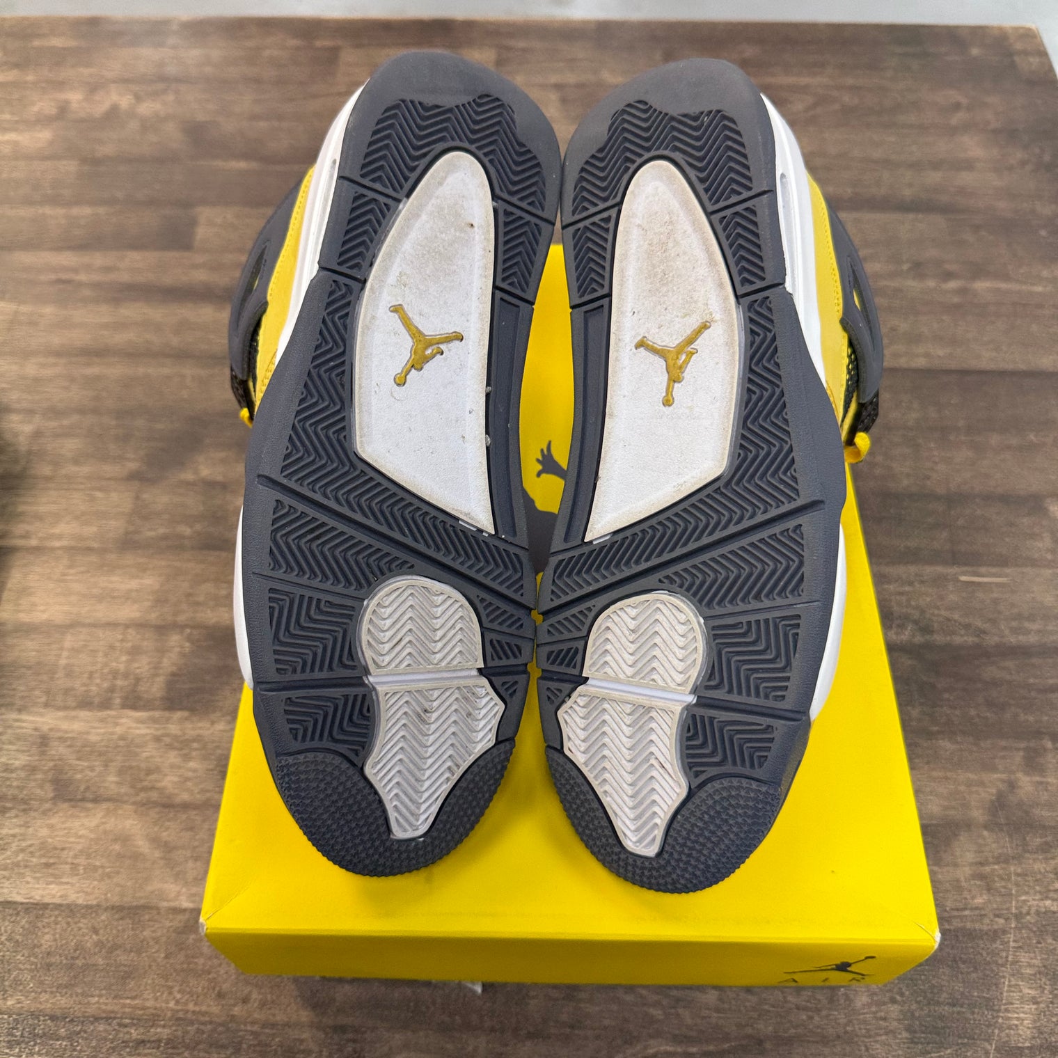 Lightning Jordan 4 Retro (USED)