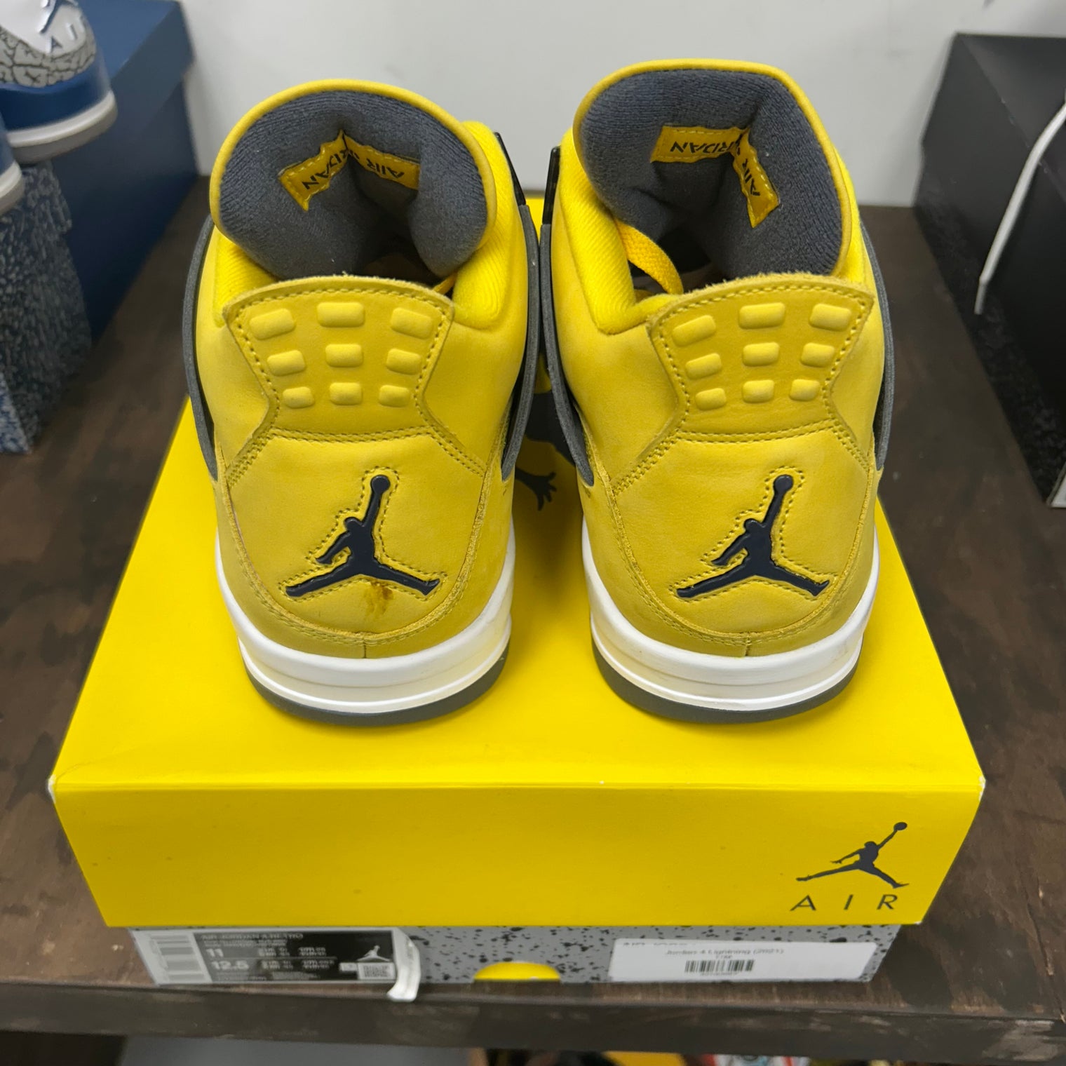 Lightning Jordan 4 (USED)