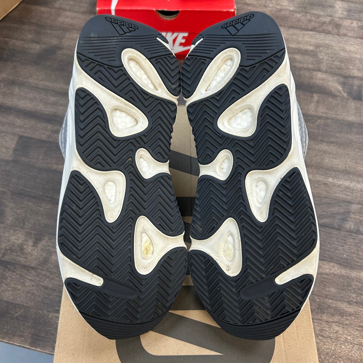 Static Yeezy 700 (USED)