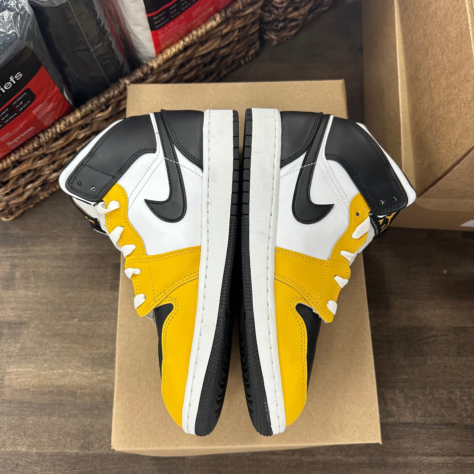 Jordan 1 Mid Yellow Ochre (Grade school) (US 7Y) (USED, No Insoles, No Box)