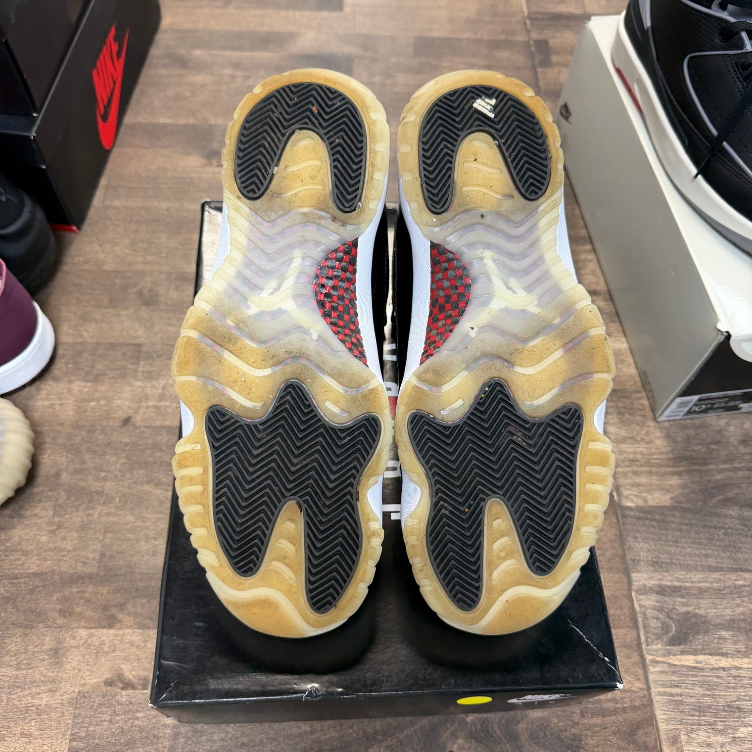 72-10 Jordan 11 Retro Low (USED)