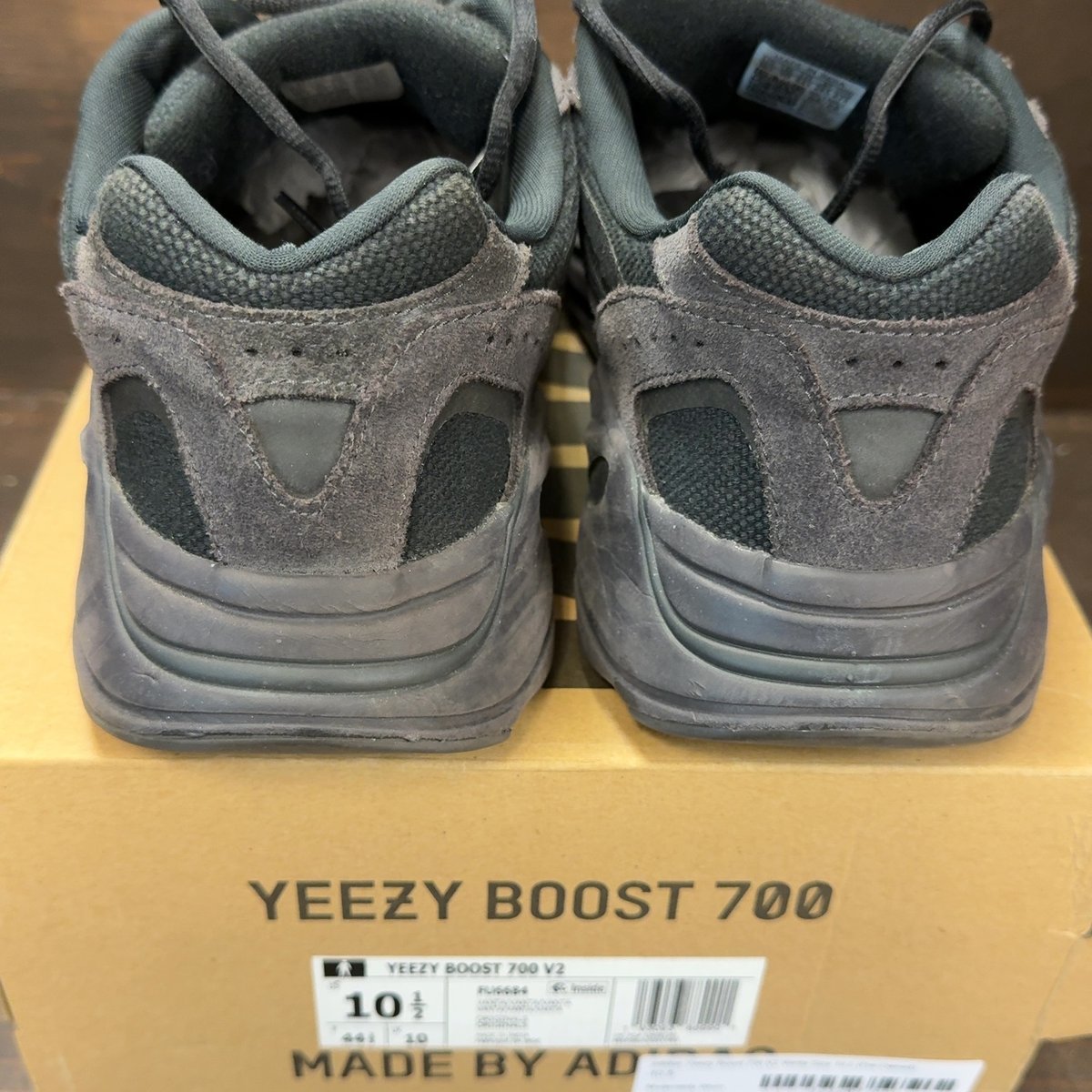 adidas Yeezy Boost 700 V2 Vanta Size 10.5 (Pre-Owned) - aux
