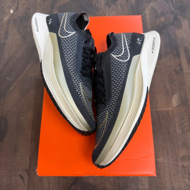 Nike Streakfly Black Metallic Gold Grain - Image 1