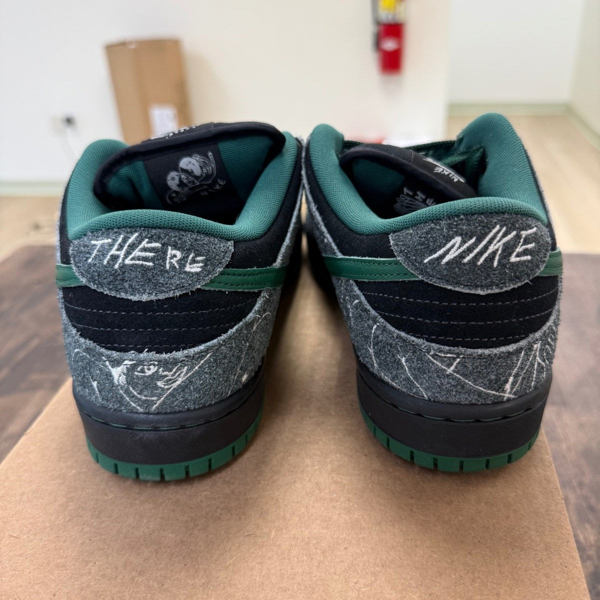 Nike SB Dunk Low There Skateboards Size 9.5 (Pre-Owned) - Image 2