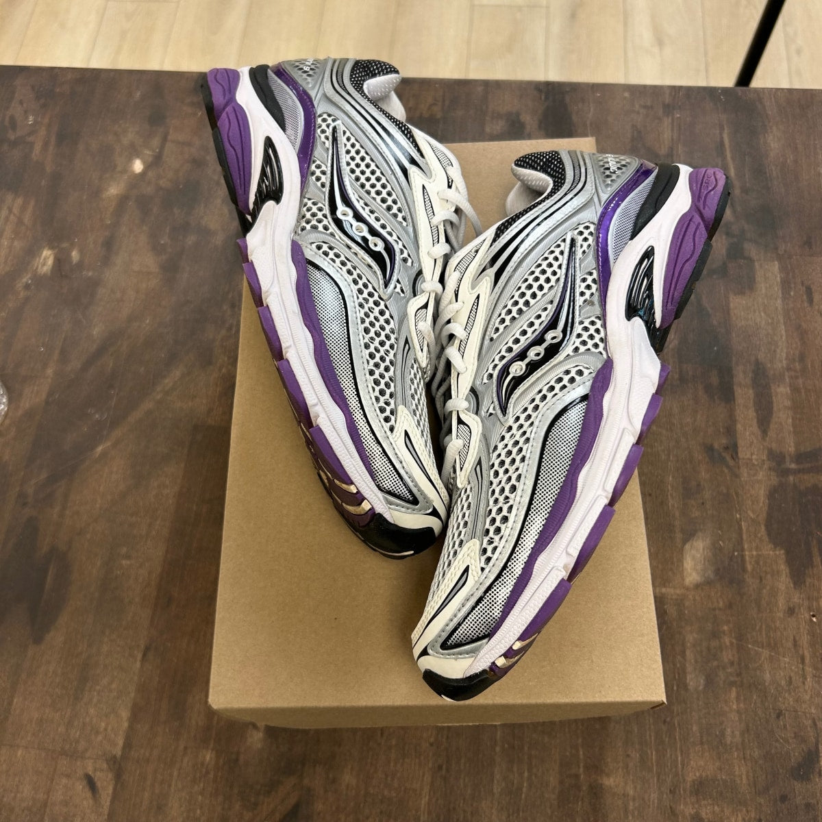 Saucony ProGrid Omni 9 White Black Silver Purple Size 12 (Pre-Owned) - Image 1