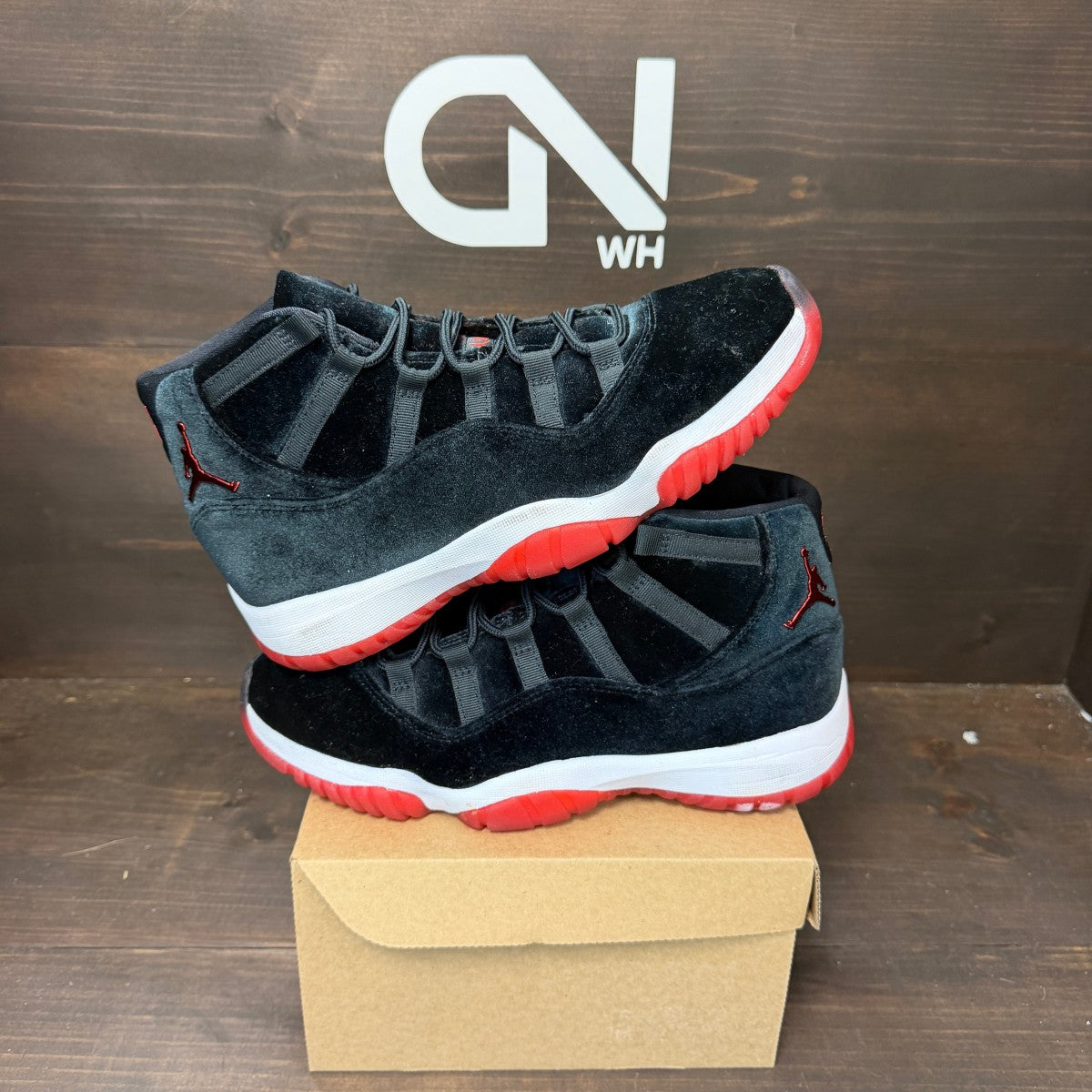 Jordan 11 Retro Low Bred (2025) Size 9 (Pre-Owned) - Image 1