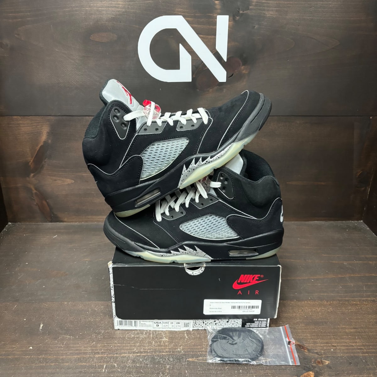 Jordan 5 Retro OG Black Metallic Reimagined Size 9 (Pre-Owned) - front