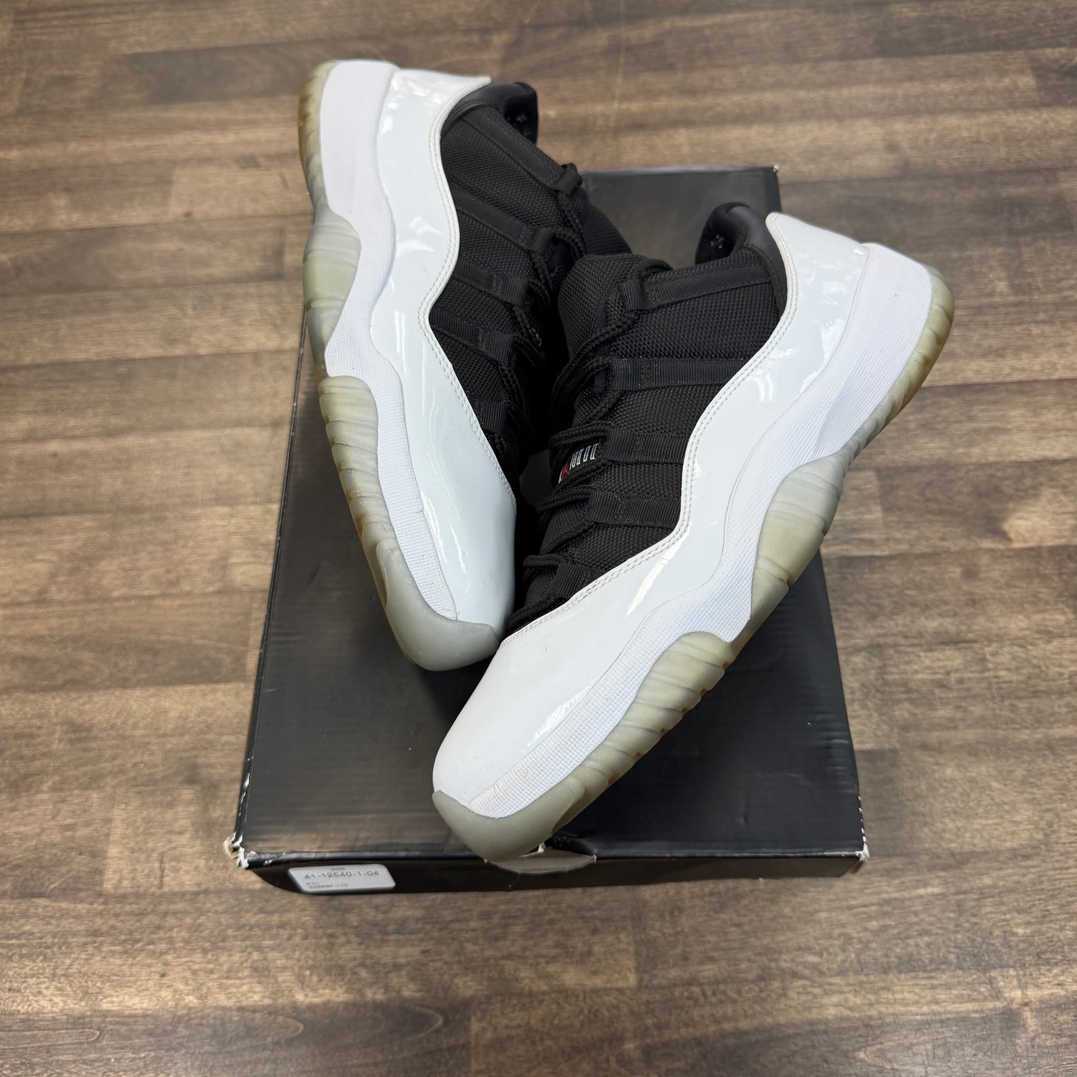 Tuxedo Jordan 11 Retro Low (USED)