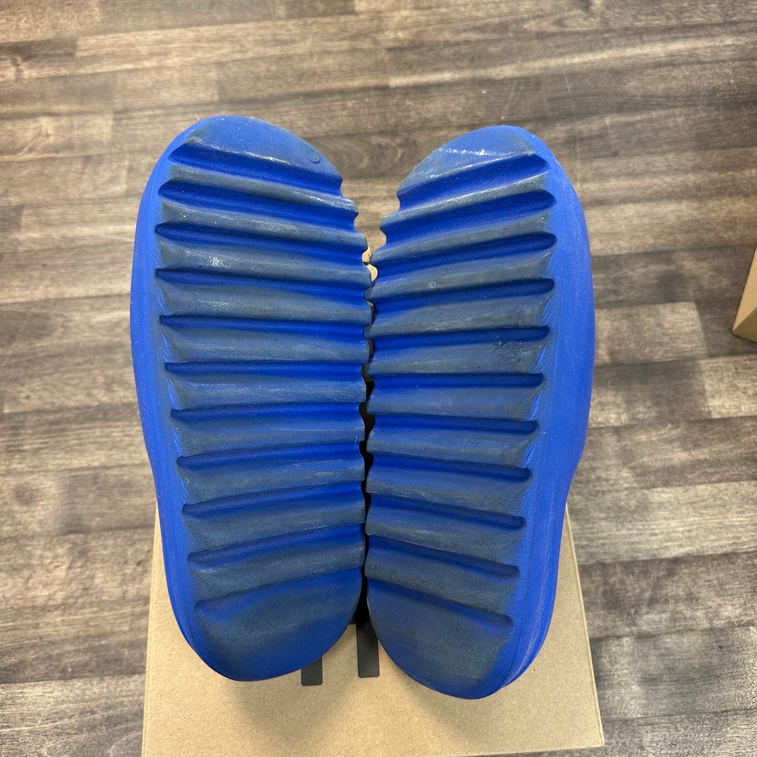 Azure adidas Yeezy Slide (USED)