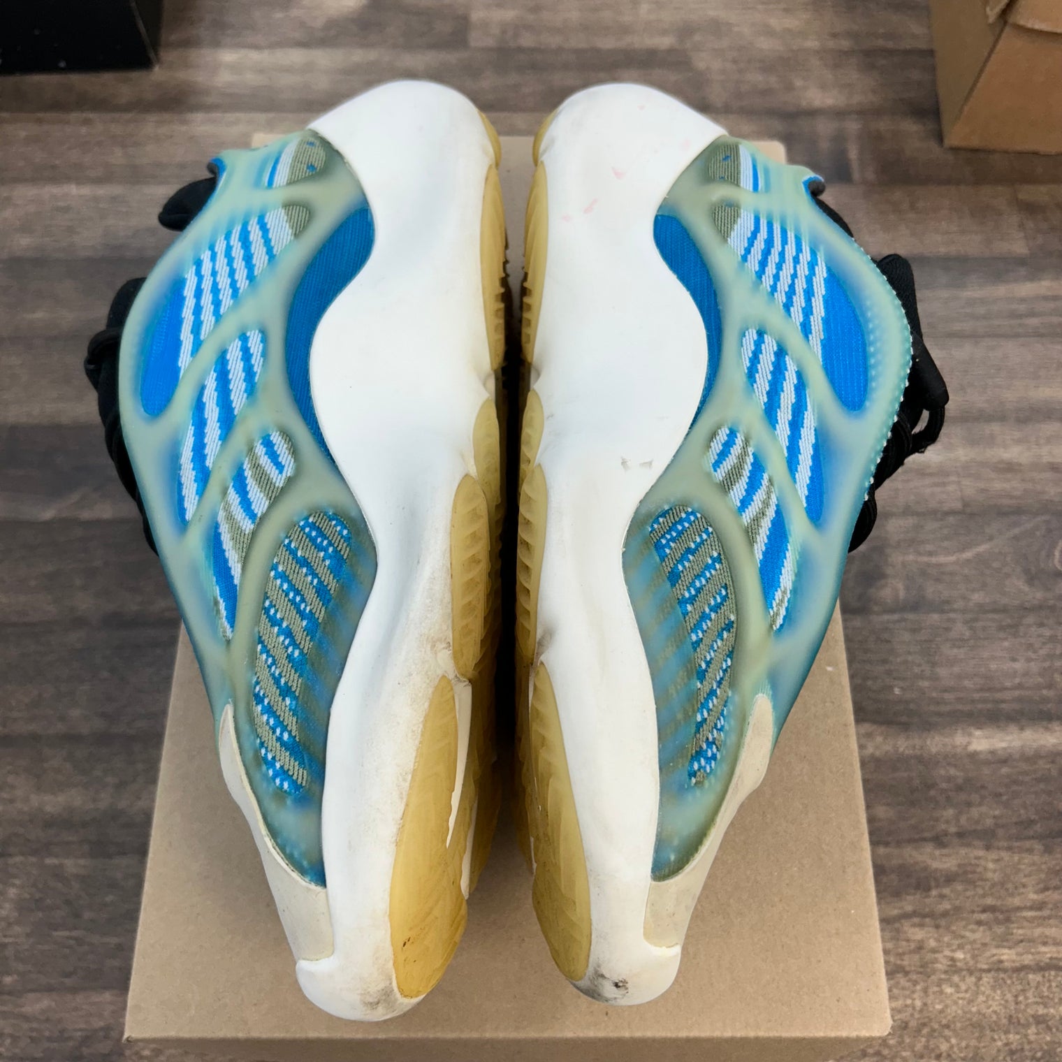 Arzareth Yeezy 700 V3 (USED,No Box)